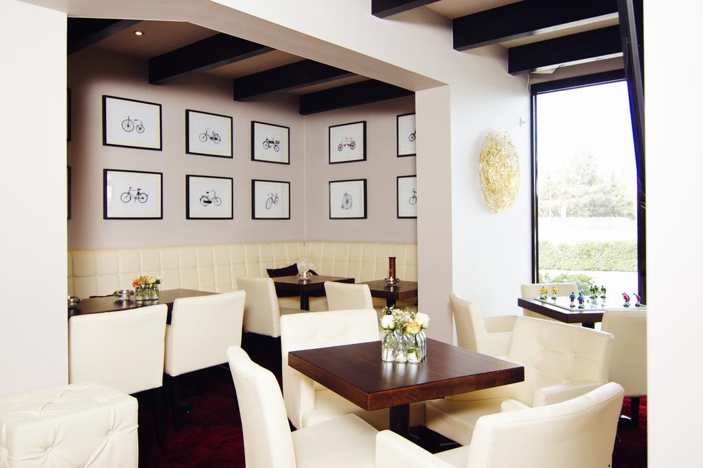 Hotel Tiek Superior Мепен Екстериор снимка