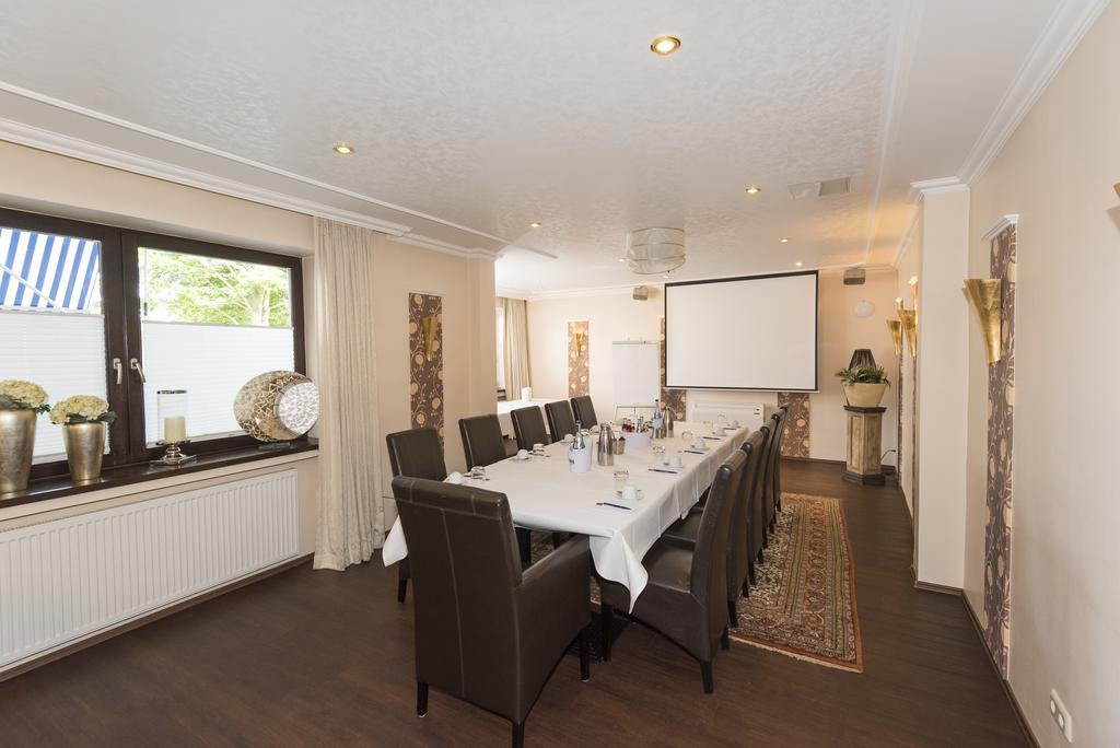 Hotel Tiek Superior Мепен Екстериор снимка
