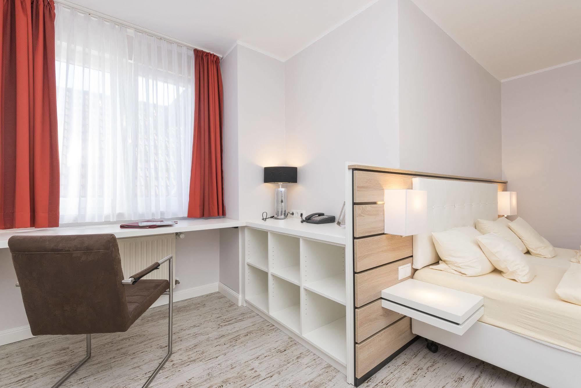 Hotel Tiek Superior Мепен Екстериор снимка