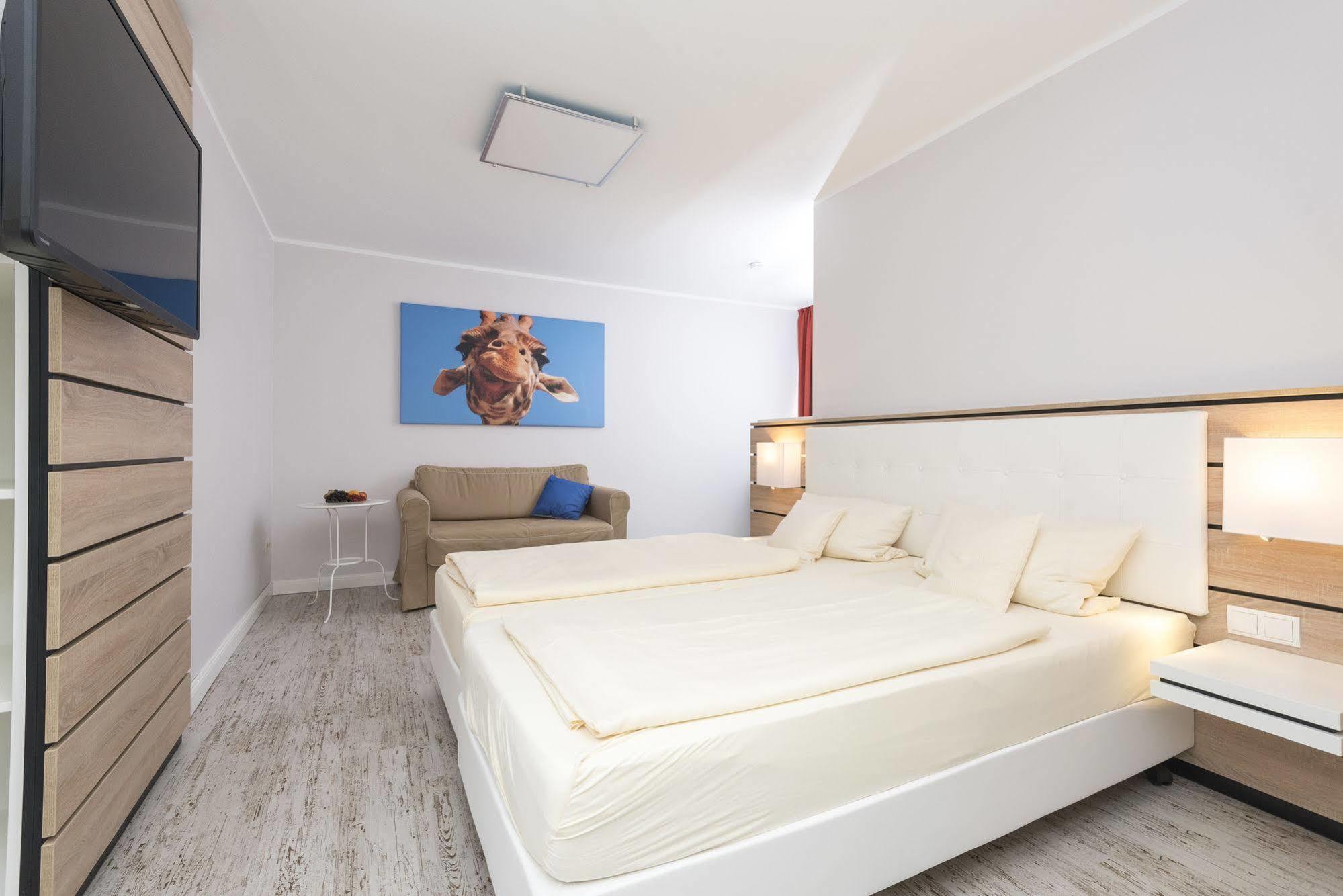 Hotel Tiek Superior Мепен Екстериор снимка