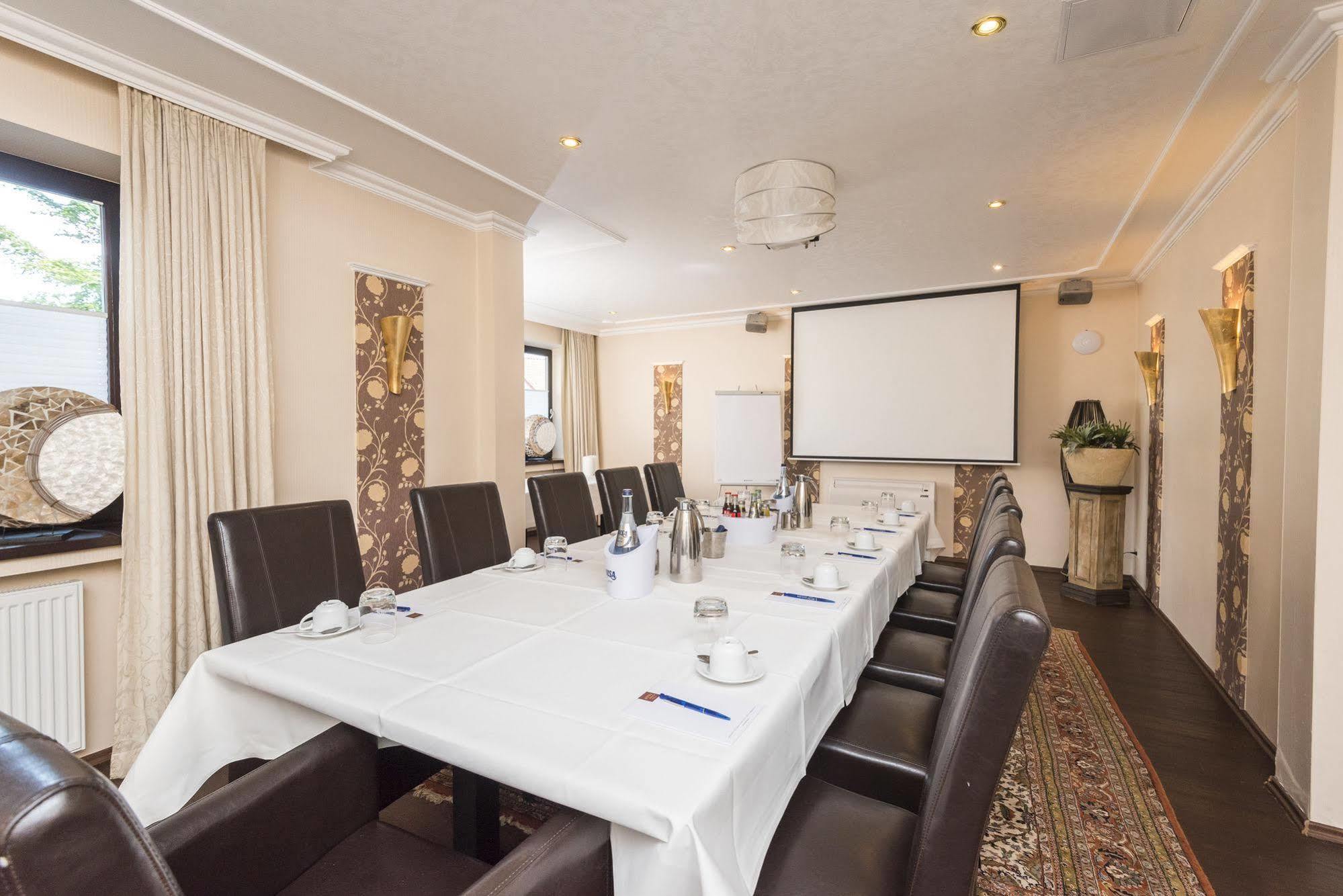 Hotel Tiek Superior Мепен Екстериор снимка
