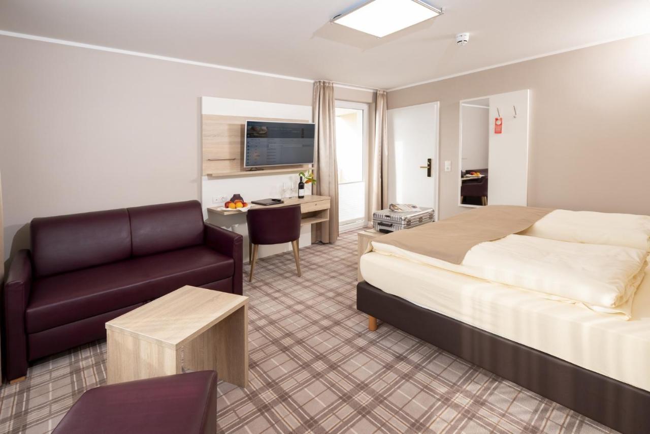 Hotel Tiek Superior Мепен Екстериор снимка